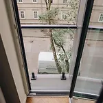 Dream Stay - Stylish Studio With French Balcony